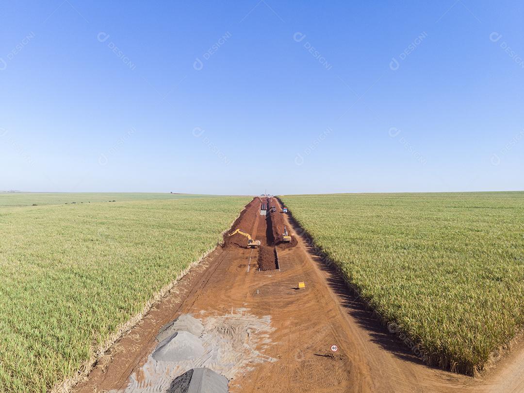 caminhao guincho tubos circulares em lavoura Imagem JPG