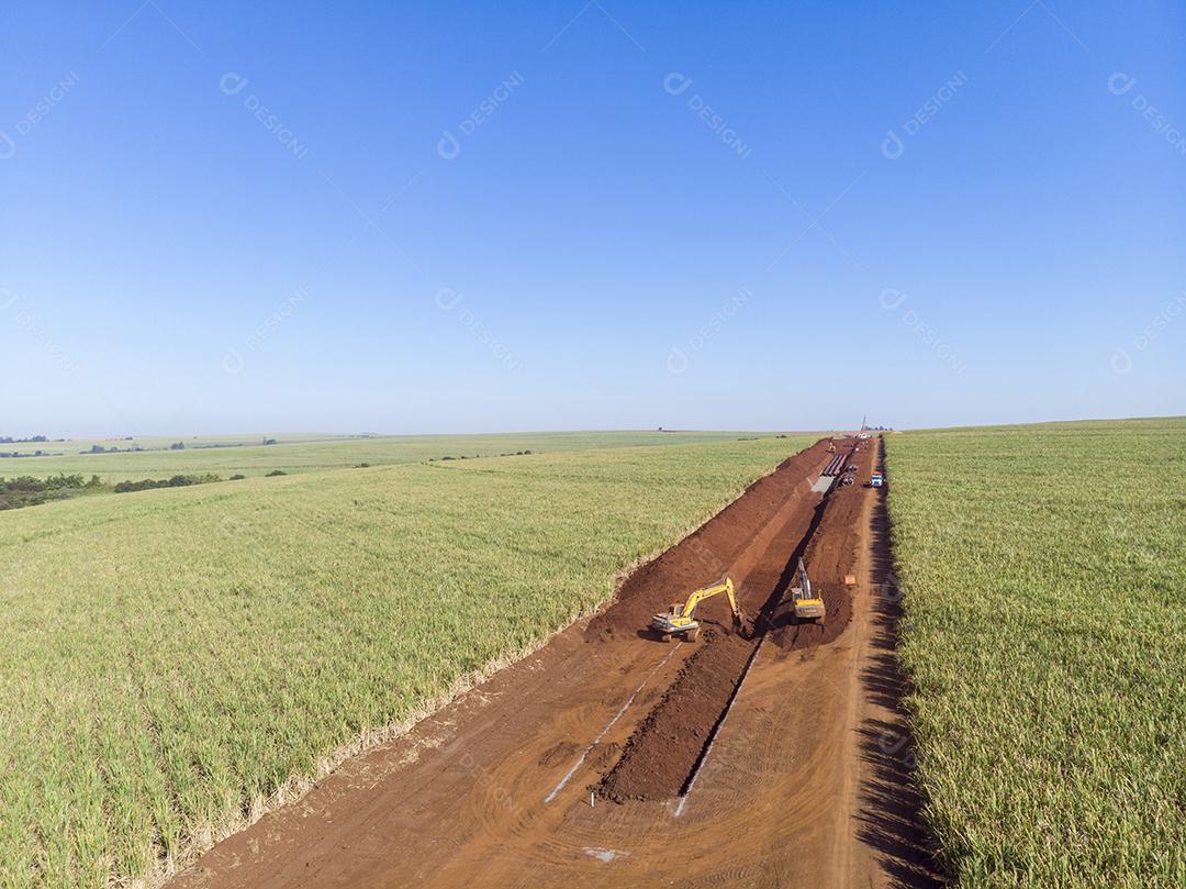 caminhao guincho tubos circulares em lavoura Imagem JPG