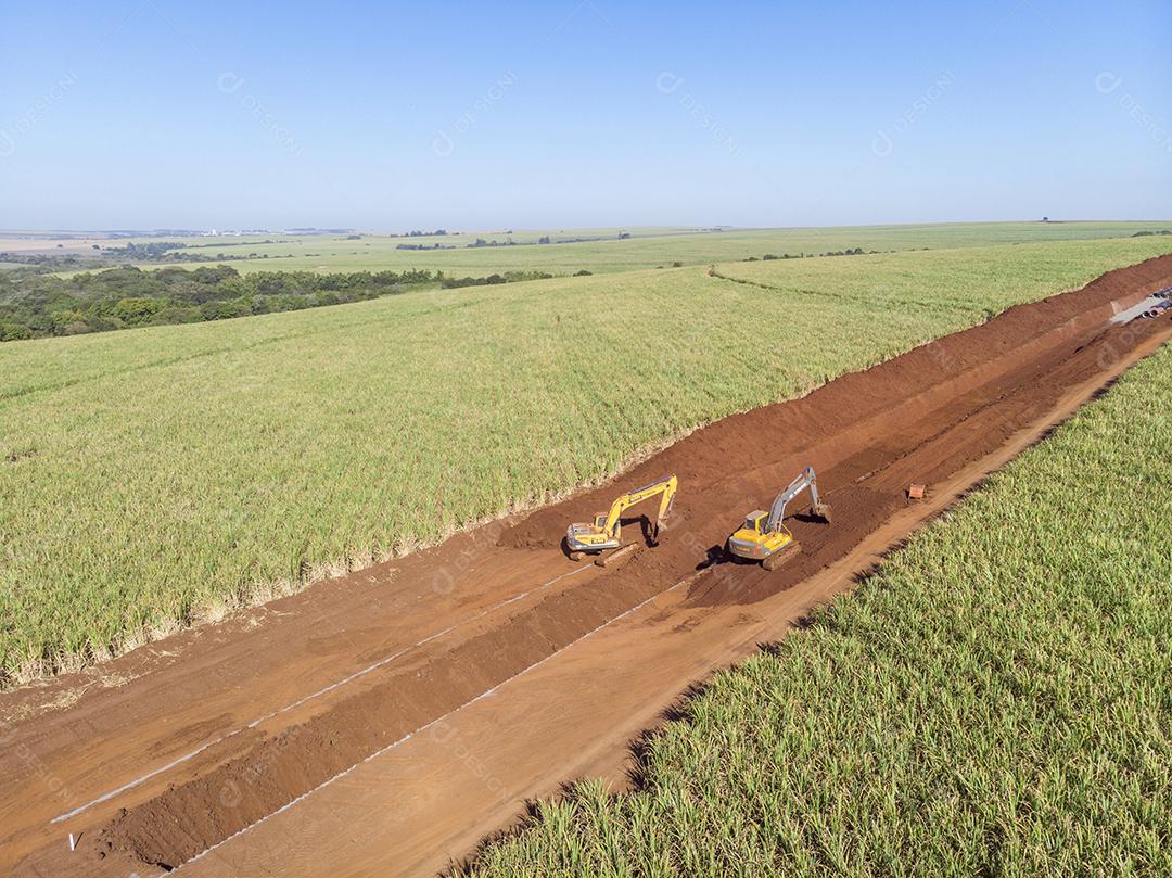 caminhao guincho tubos circulares em lavoura Imagem JPG