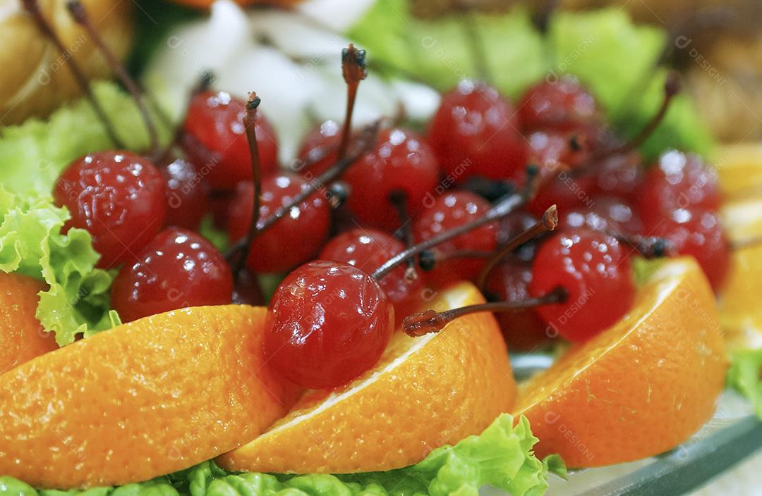 Cerejas E Laranjas Em Búffer Imagem JPG