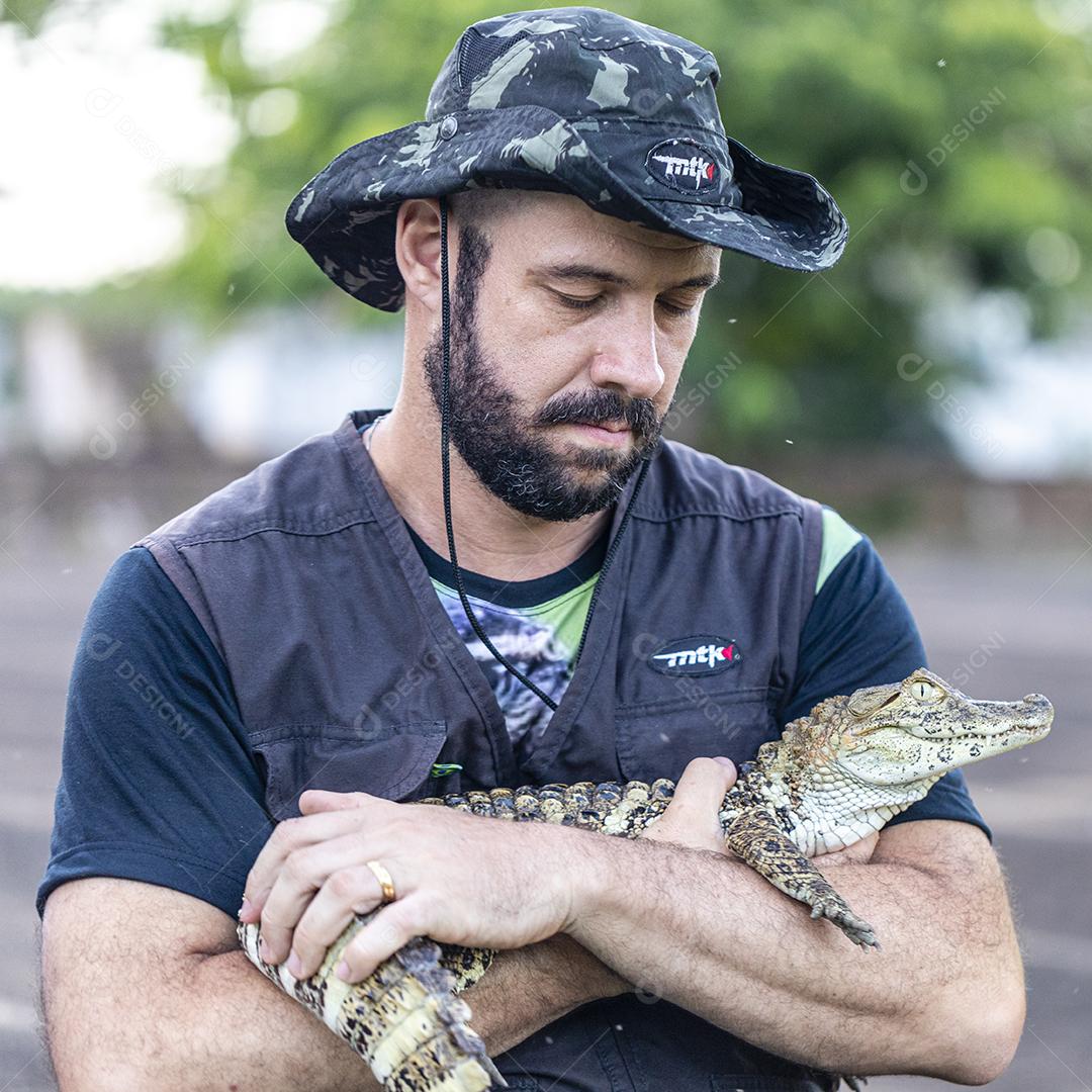 Fotos Biólogo segurando um cão do mato (Cerdocyon thous) resgatado com uma pata quebrada