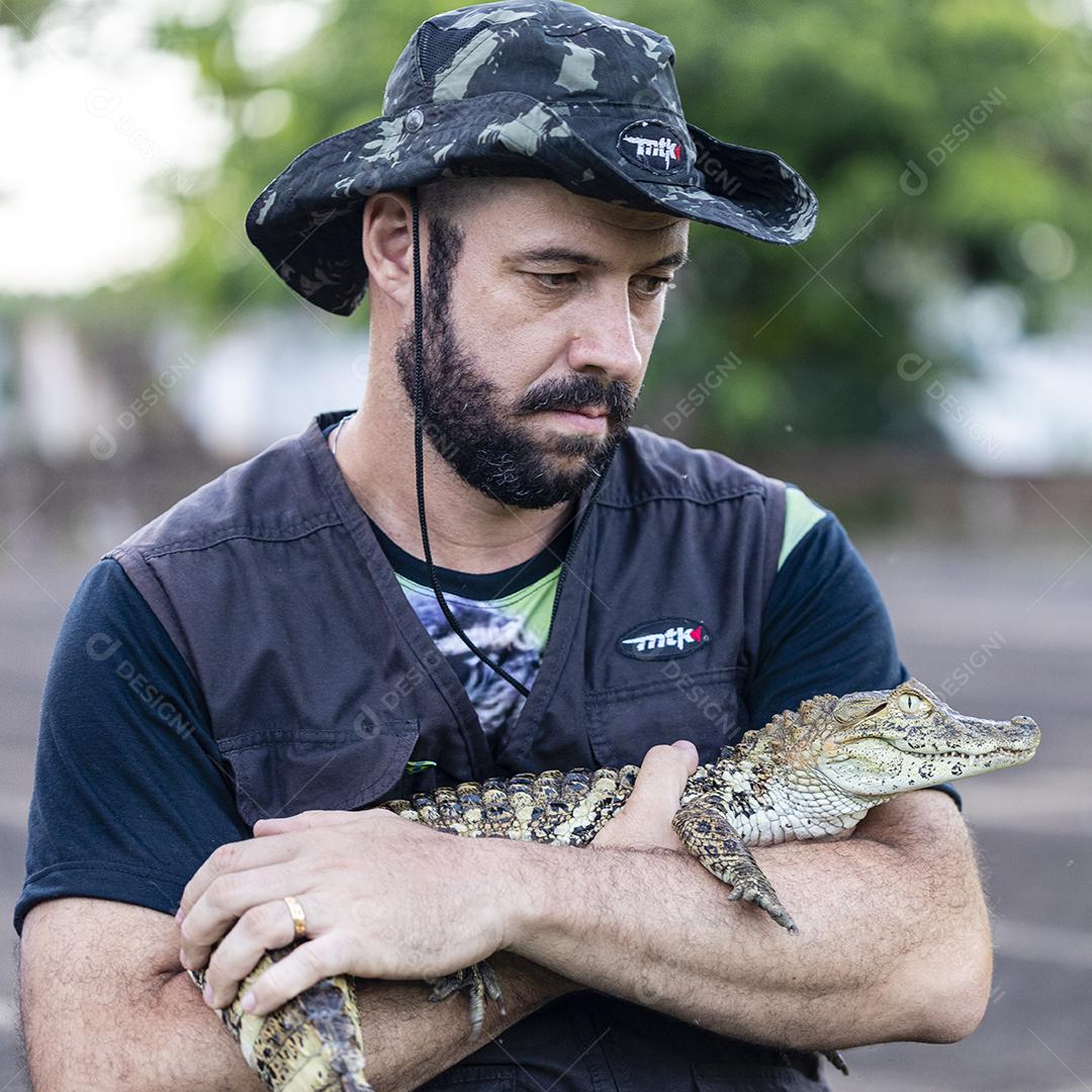 Fotos Biólogo segurando um cão do mato (Cerdocyon thous) resgatado com uma pata quebrada