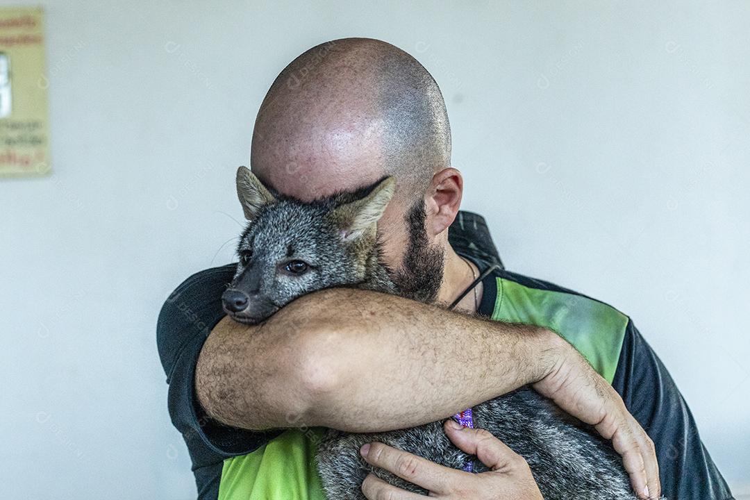Homem abraçando o cachorro animal Imagem JPG
