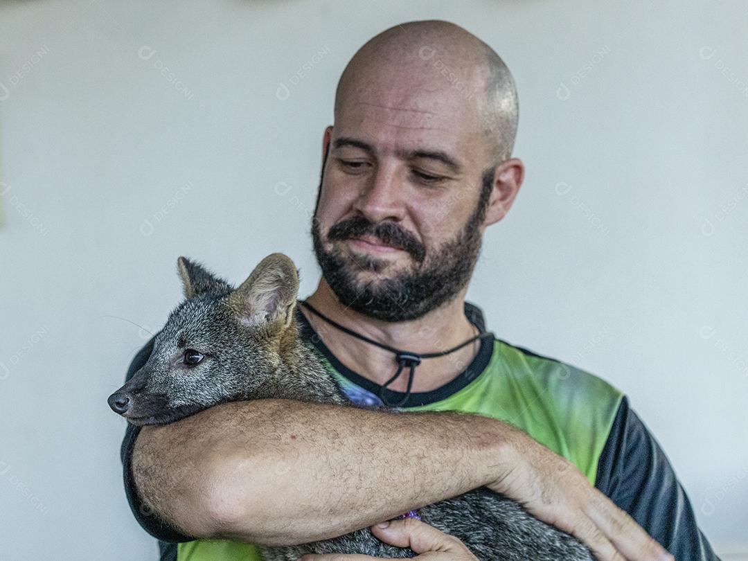 Homem abraçando o cachorro animal Imagem JPG