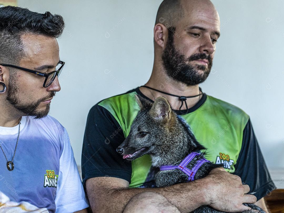 Homem abraçando o cachorro animal Imagem JPG