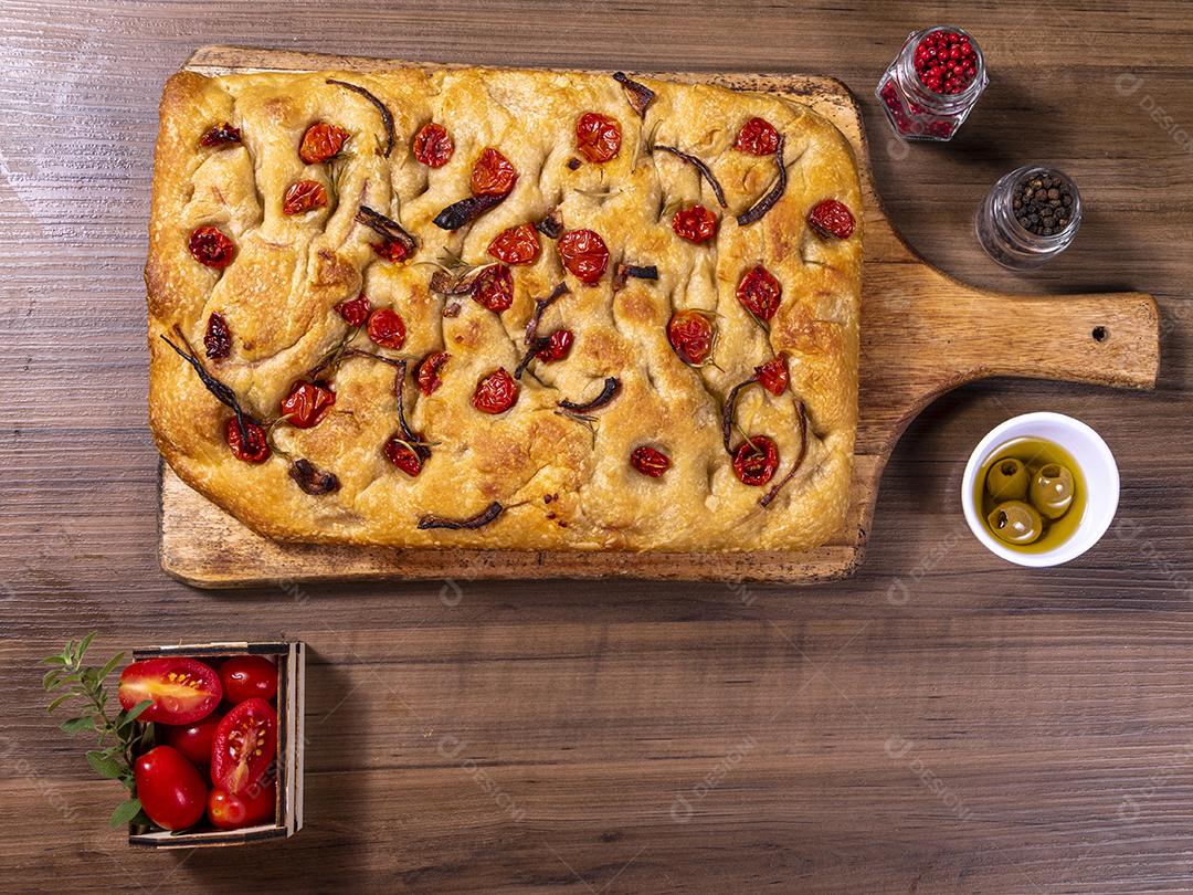 Focaccia tradicional italiana com tomate cereja, azeitonas pretas e alecrim Imagem JPG