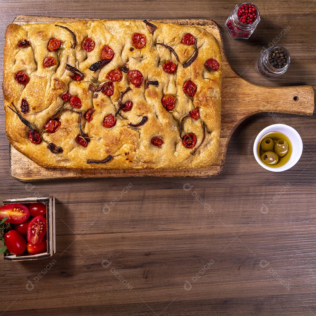 Focaccia tradicional italiana com tomate cereja, azeitonas pretas e alecrim Imagem JPG