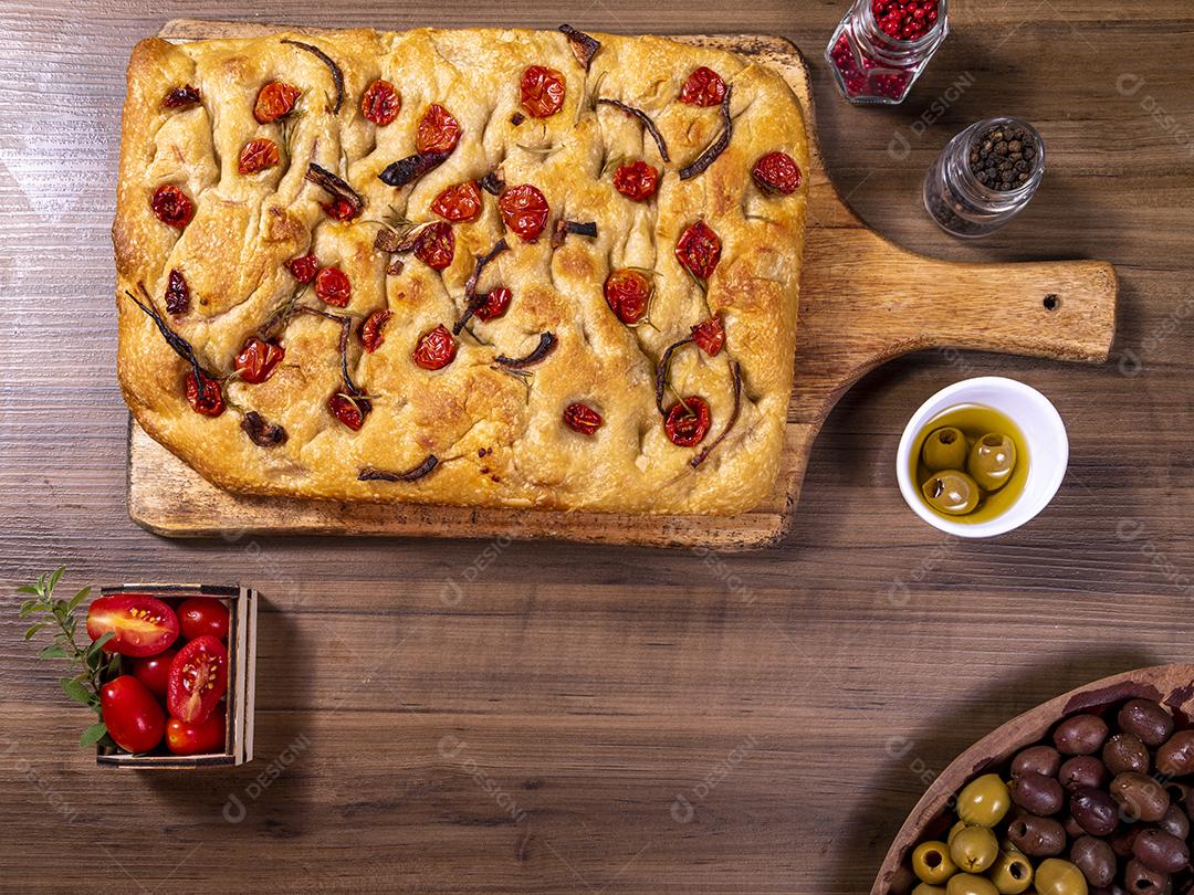 Focaccia tradicional italiana com tomate cereja, azeitonas pretas e alecrim Imagem JPG