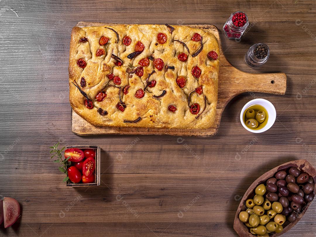 Focaccia tradicional italiana com tomate cereja, azeitonas pretas e alecrim Imagem JPG