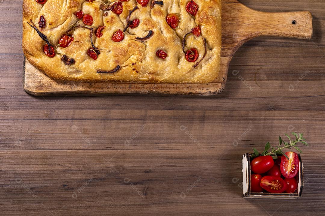 Focaccia tradicional italiana com tomate cereja, azeitonas pretas e alecrim Imagem JPG