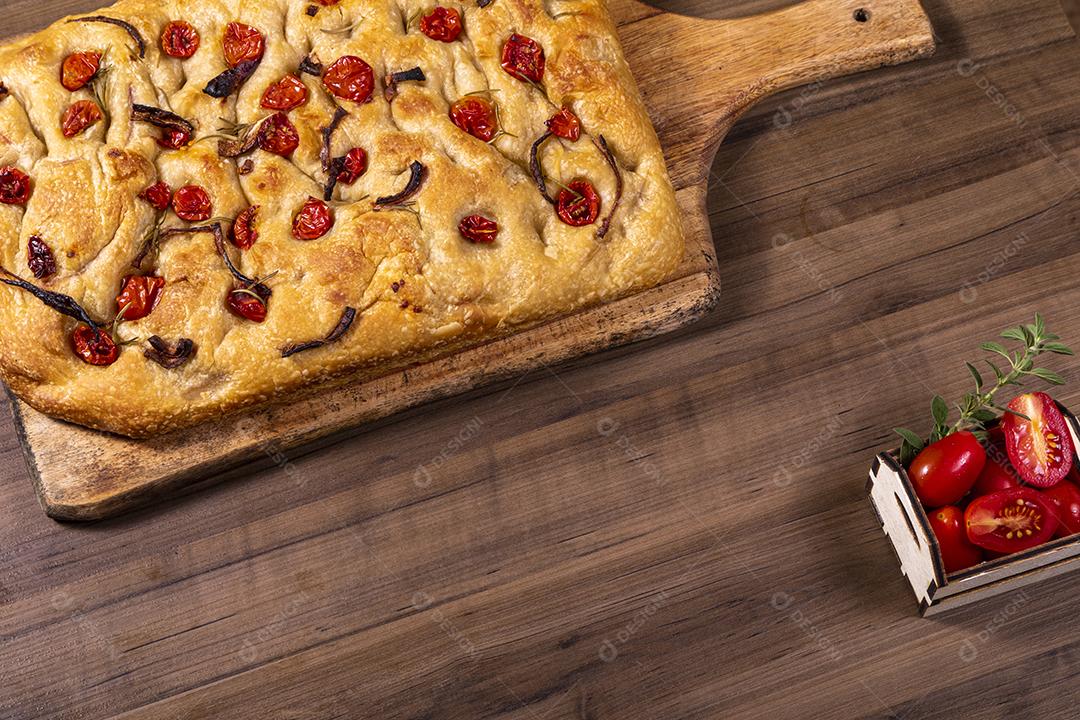 Focaccia tradicional italiana com tomate cereja, azeitonas pretas e alecrim Imagem JPG