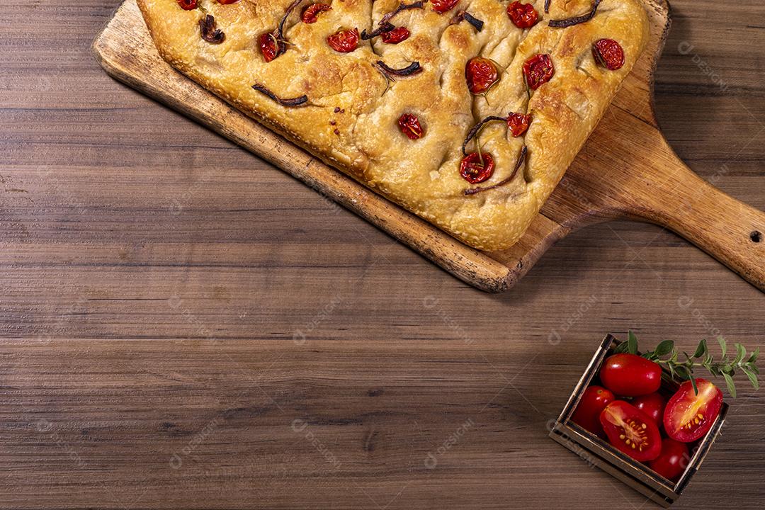 Focaccia tradicional italiana com tomate cereja, azeitonas pretas e alecrim Imagem JPG