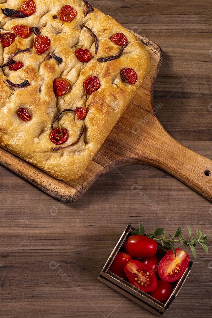 Focaccia tradicional italiana com tomate cereja, azeitonas pretas e alecrim Imagem JPG