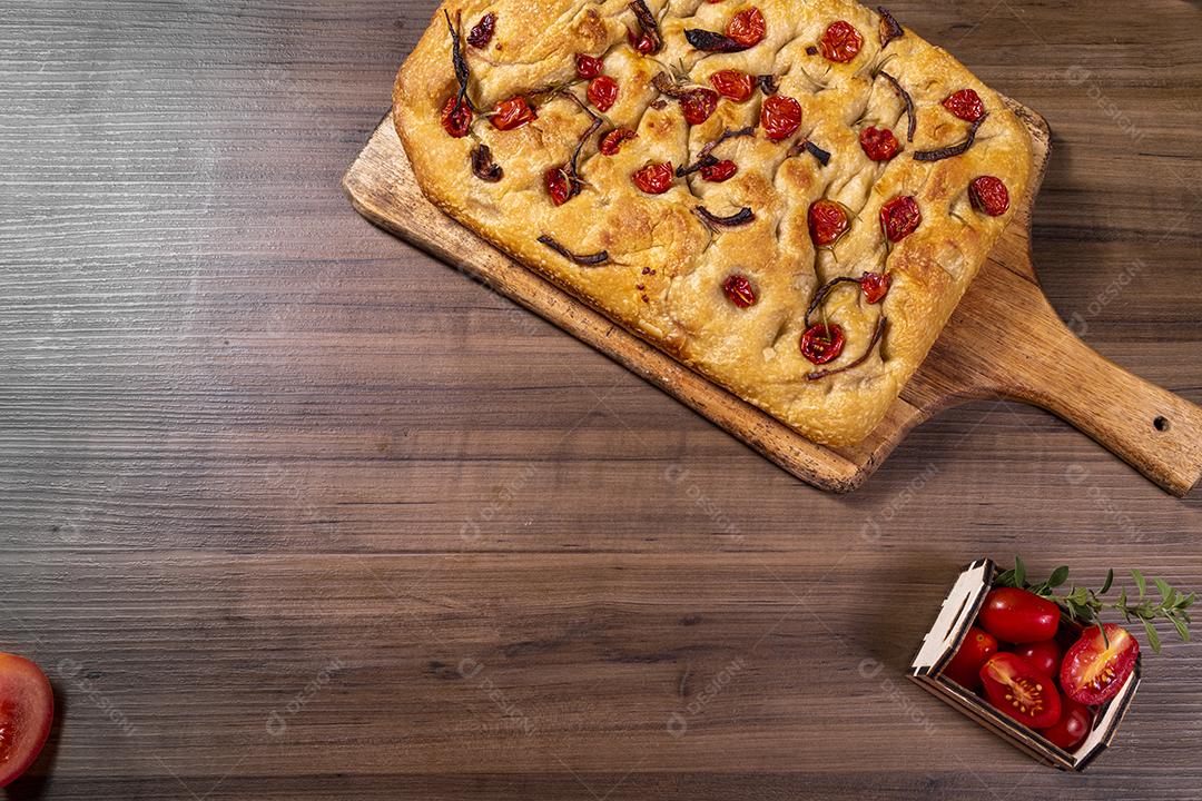 Focaccia tradicional italiana com tomate cereja, azeitonas pretas e alecrim Imagem JPG