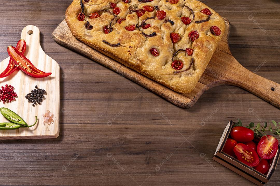 Focaccia tradicional italiana com tomate cereja, azeitonas pretas e alecrim Imagem JPG