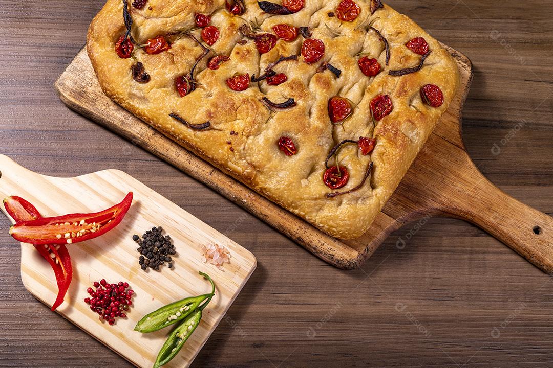 Focaccia tradicional italiana com tomate cereja, azeitonas pretas e alecrim Imagem JPG