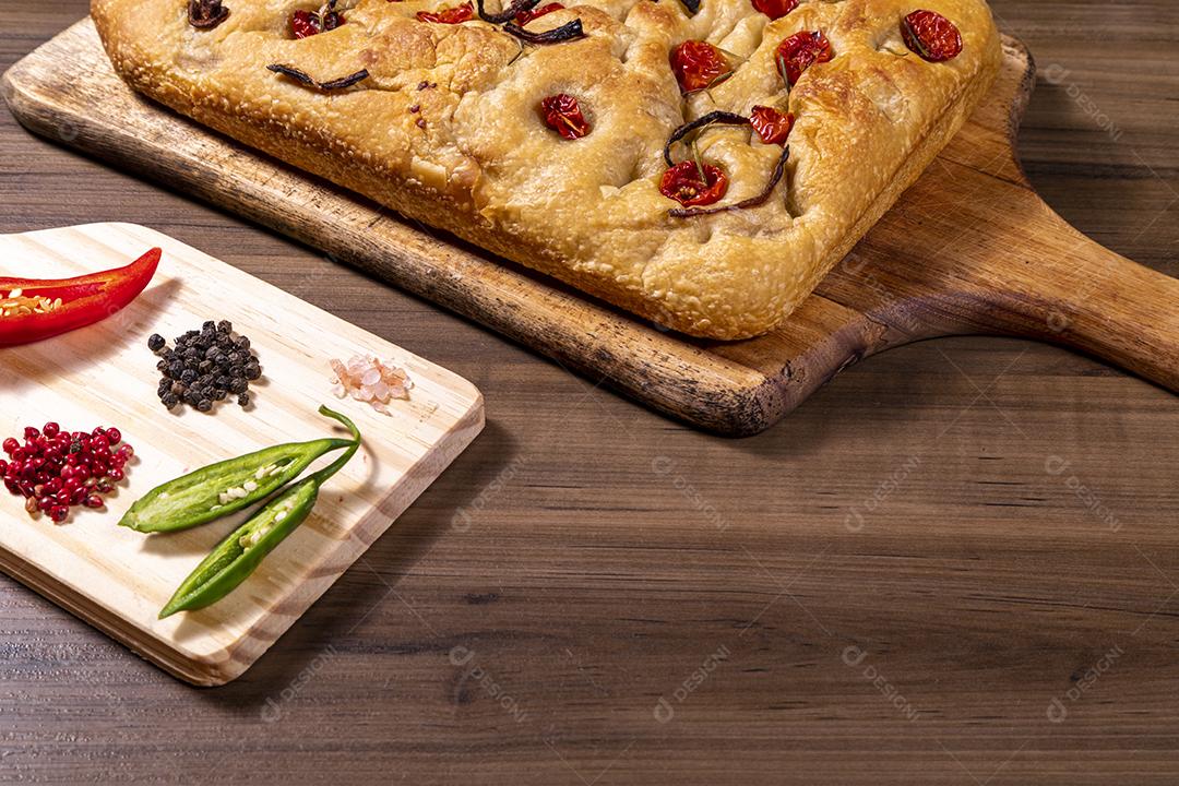 Focaccia tradicional italiana com tomate cereja, azeitonas pretas e alecrim Imagem JPG