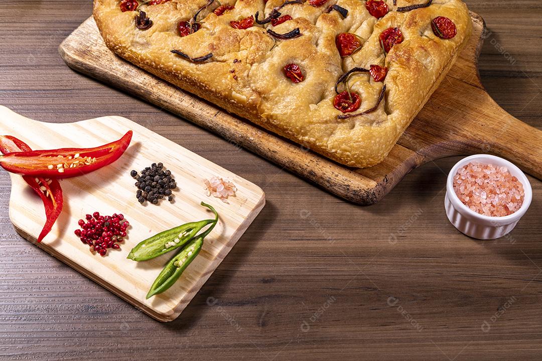 Focaccia tradicional italiana com tomate cereja, azeitonas pretas e alecrim Imagem JPG