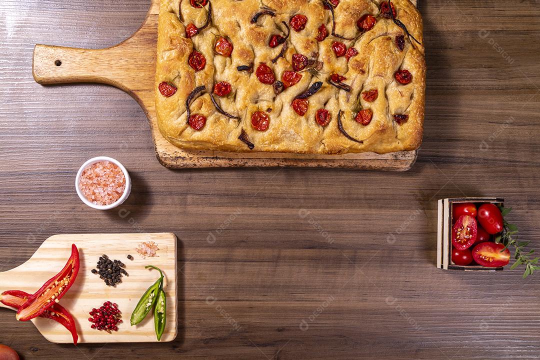 Focaccia tradicional italiana com tomate cereja, azeitonas pretas e alecrim Imagem JPG