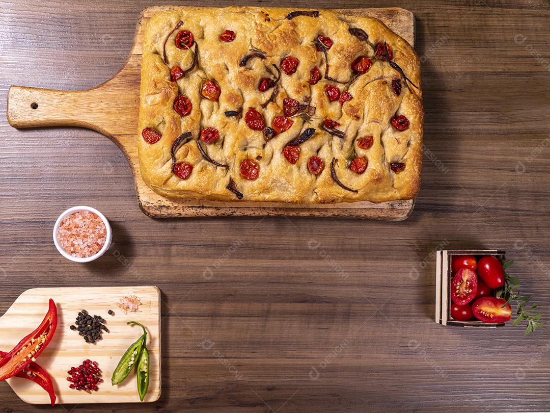 Focaccia tradicional italiana com tomate cereja, azeitonas pretas e alecrim Imagem JPG