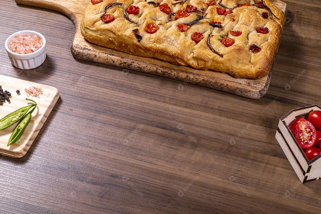 Focaccia tradicional italiana com tomate cereja, azeitonas pretas e alecrim Imagem JPG