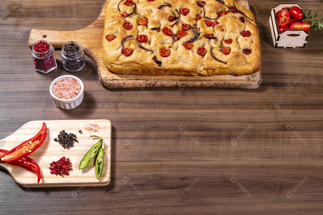 Focaccia tradicional italiana com tomate cereja, azeitonas pretas e alecrim Imagem JPG