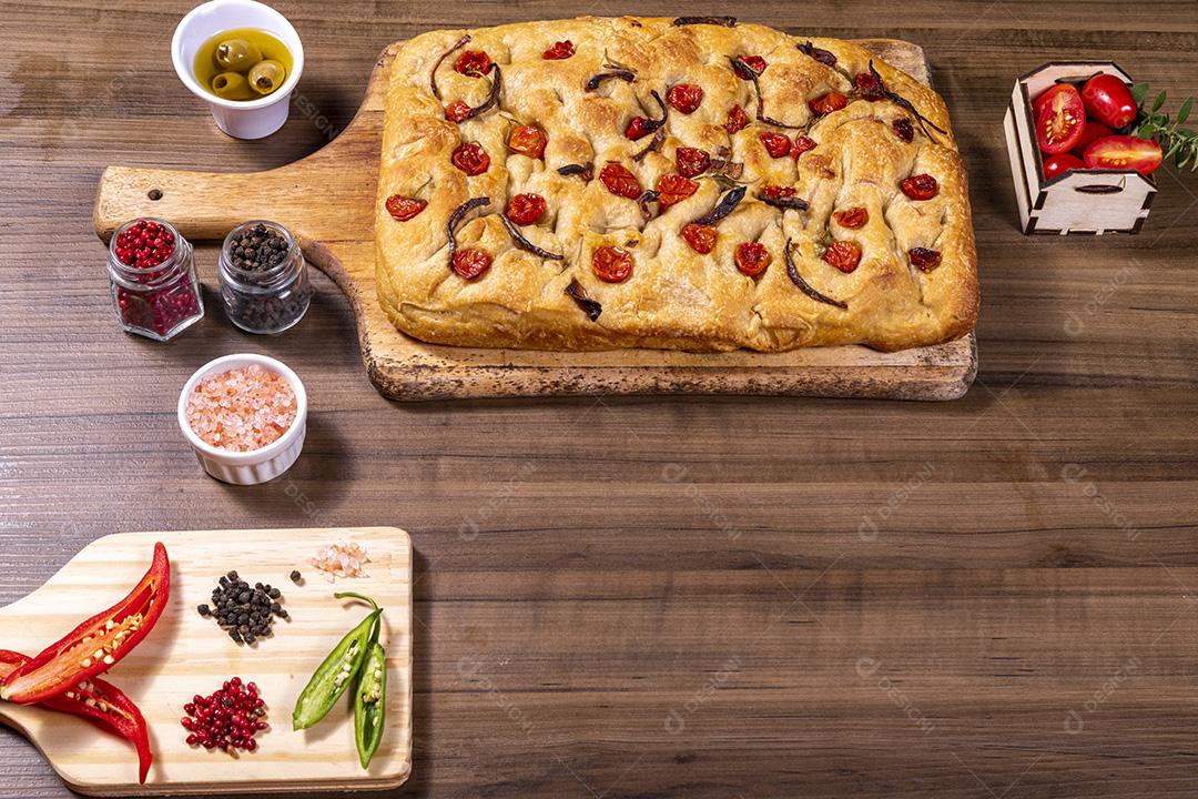 Focaccia tradicional italiana com tomate cereja, azeitonas pretas e alecrim Imagem JPG