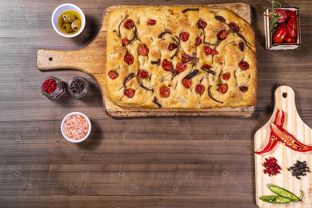 Focaccia tradicional italiana com tomate cereja, azeitonas pretas e alecrim Imagem JPG