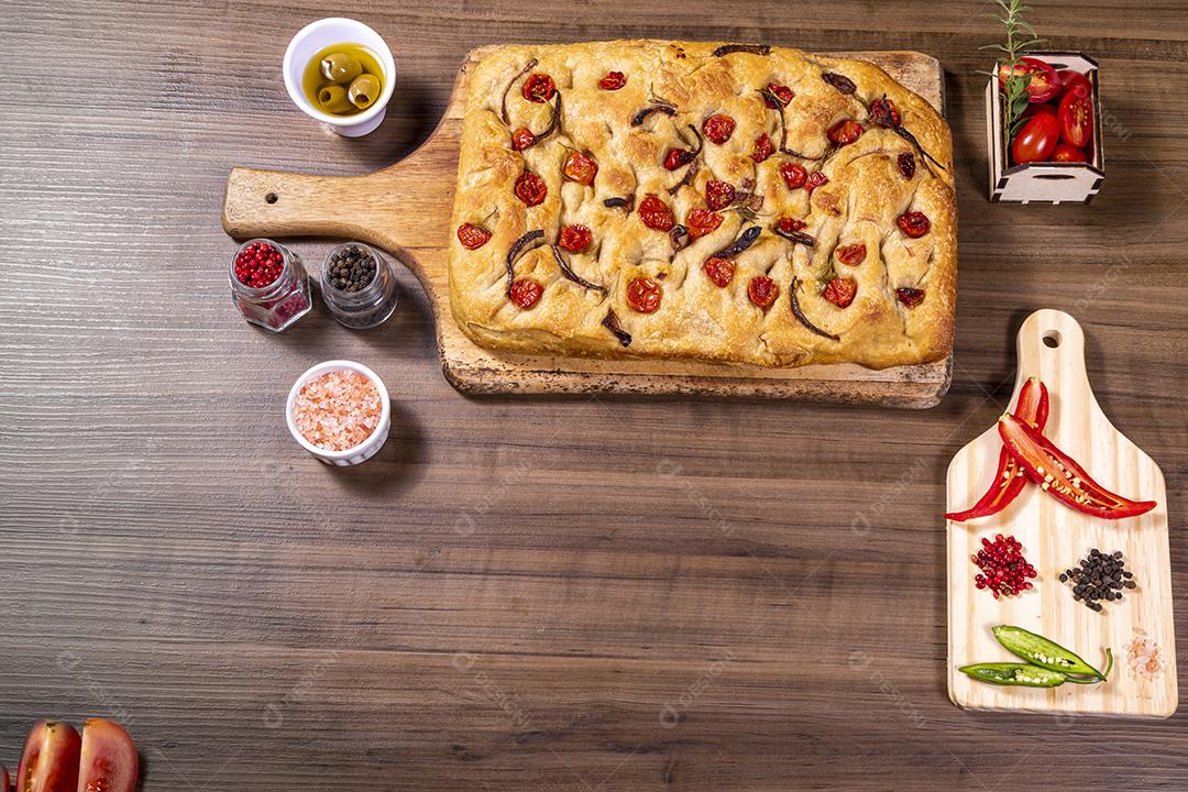 Focaccia tradicional italiana com tomate cereja, azeitonas pretas e alecrim Imagem JPG