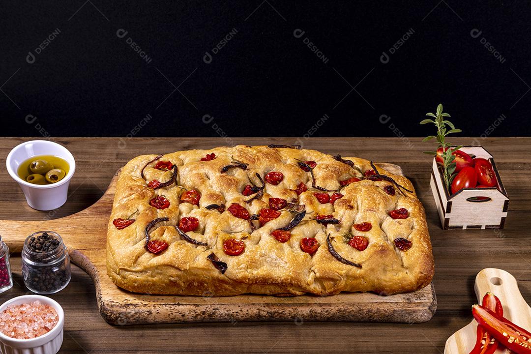 Focaccia tradicional italiana com tomate cereja, azeitonas pretas e alecrim Imagem JPG