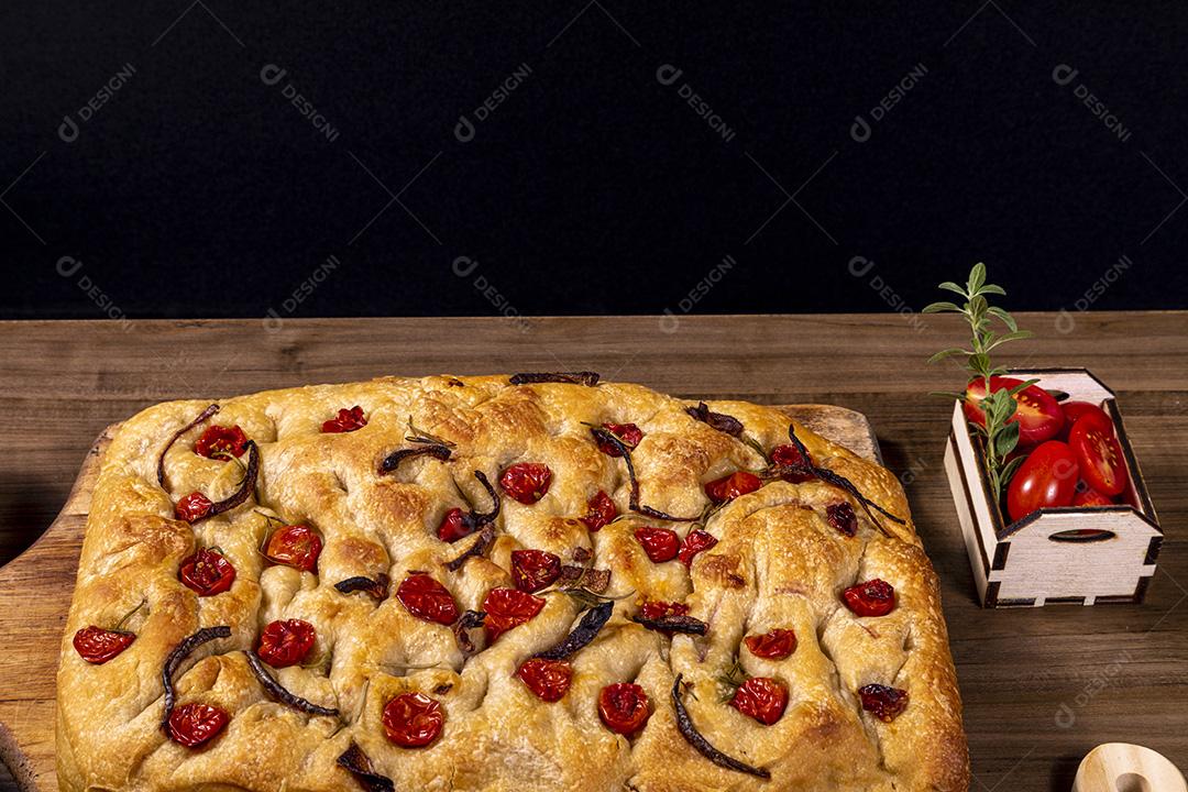 Focaccia tradicional italiana com tomate cereja, azeitonas pretas e alecrim Imagem JPG