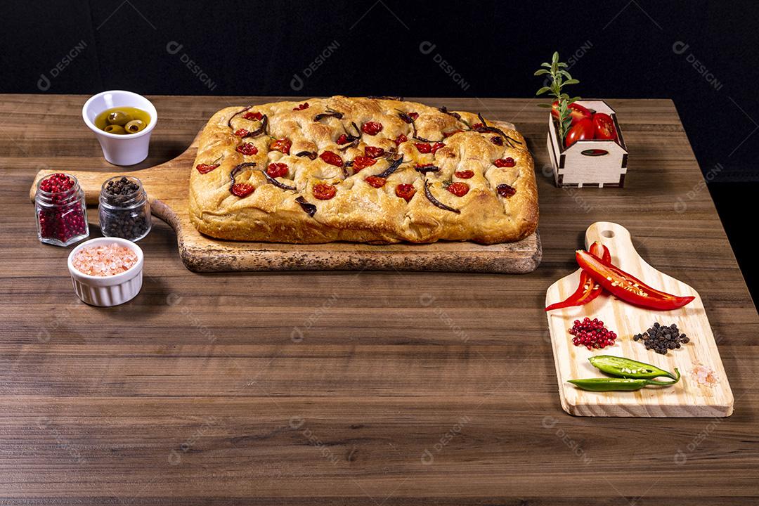 Focaccia tradicional italiana com tomate cereja, azeitonas pretas e alecrim Imagem JPG