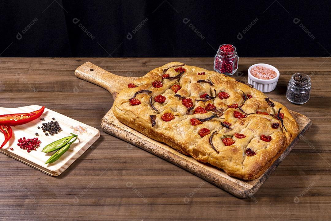 Focaccia tradicional italiana com tomate cereja, azeitonas pretas e alecrim Imagem JPG