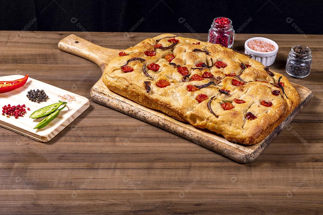 Focaccia tradicional italiana com tomate cereja, azeitonas pretas e alecrim Imagem JPG
