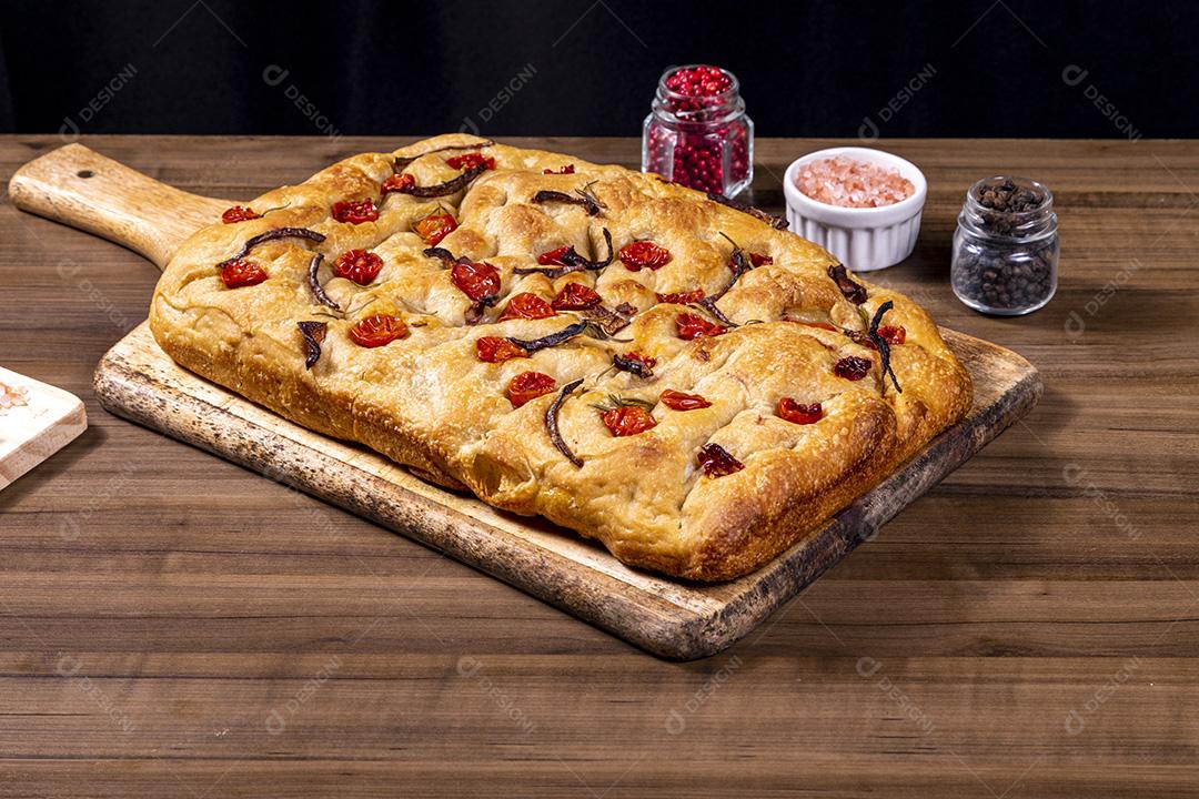 Focaccia tradicional italiana com tomate cereja, azeitonas pretas e alecrim Imagem JPG