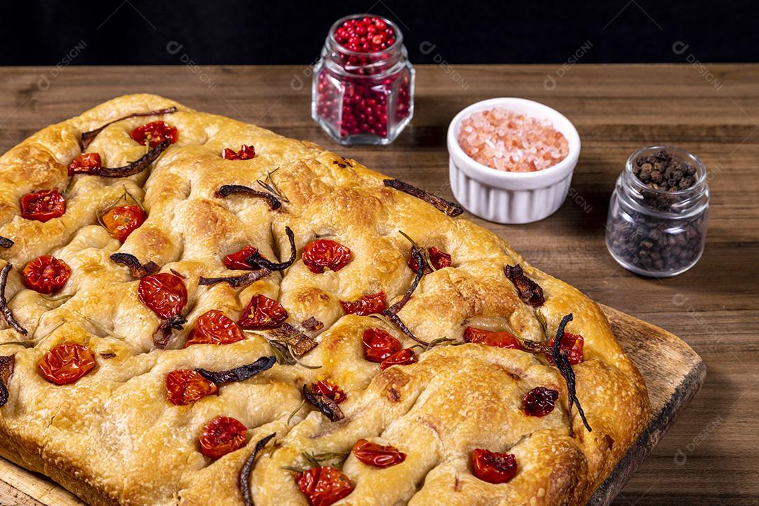 Focaccia tradicional italiana com tomate cereja, azeitonas pretas e alecrim Imagem JPG