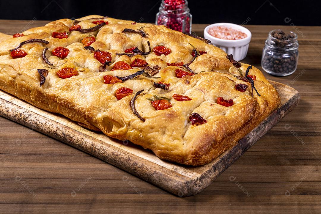 Focaccia tradicional italiana com tomate cereja, azeitonas pretas e alecrim Imagem JPG