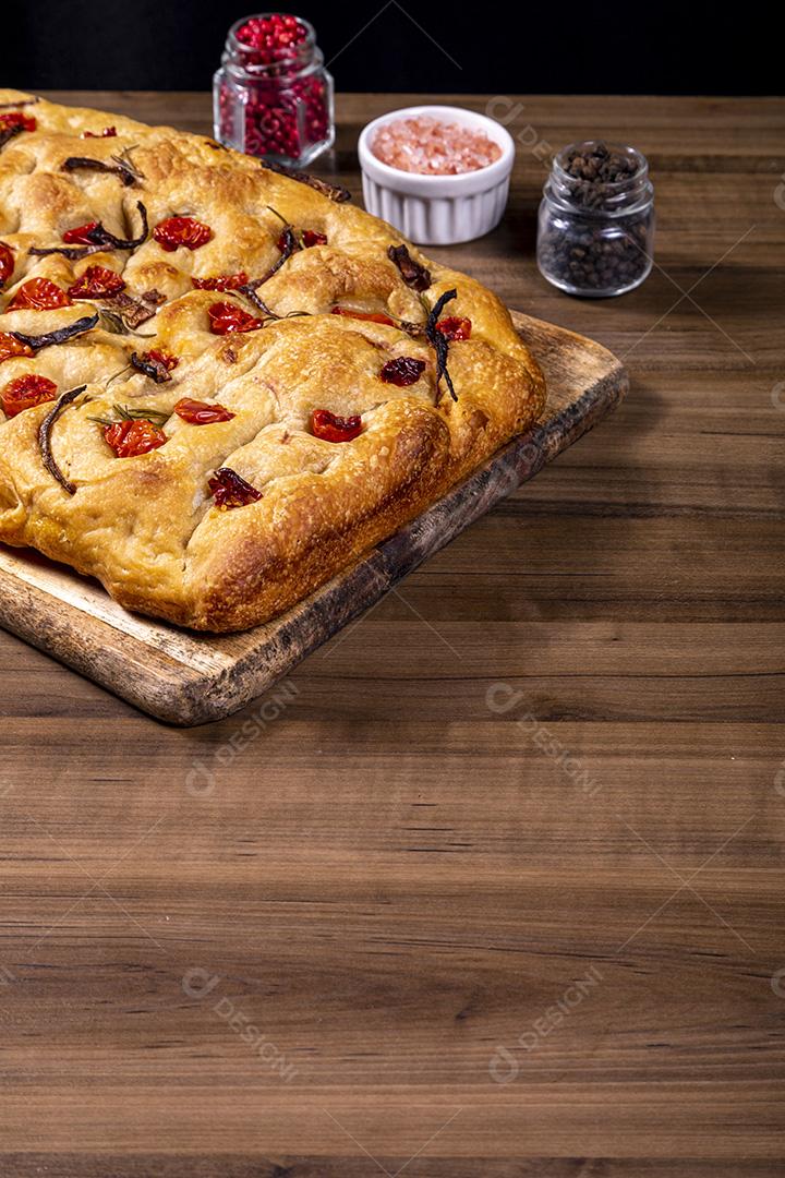 Focaccia tradicional italiana com tomate cereja, azeitonas pretas e alecrim Imagem JPG