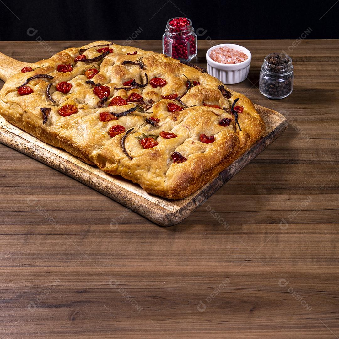 Focaccia tradicional italiana com tomate cereja, azeitonas pretas e alecrim Imagem JPG