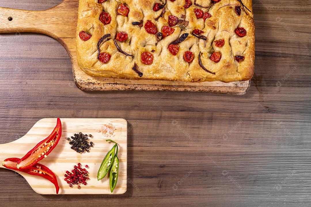 Focaccia tradicional italiana com tomate cereja, azeitonas pretas e alecrim Imagem JPG