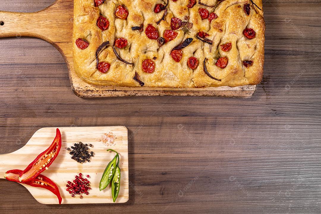Focaccia tradicional italiana com tomate cereja, azeitonas pretas e alecrim Imagem JPG