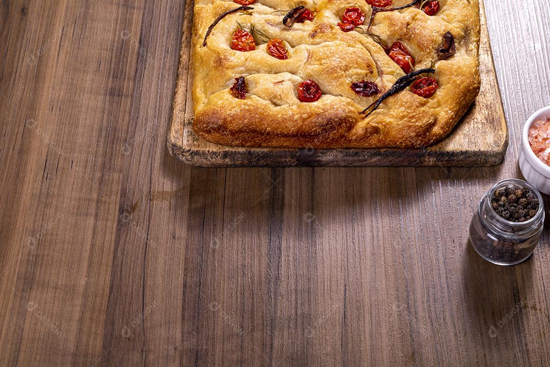 Focaccia tradicional italiana com tomate cereja, azeitonas pretas e alecrim Imagem JPG