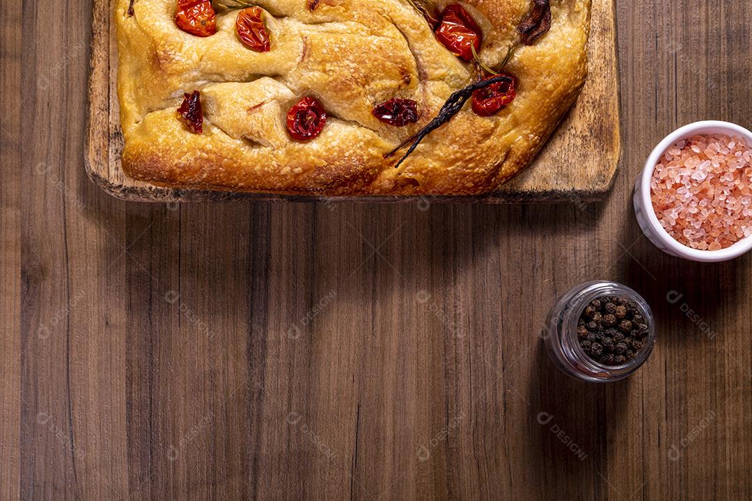 Focaccia tradicional italiana com tomate cereja, azeitonas pretas e alecrim Imagem JPG