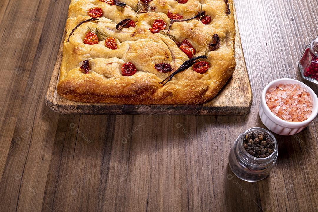 Focaccia tradicional italiana com tomate cereja, azeitonas pretas e alecrim Imagem JPG