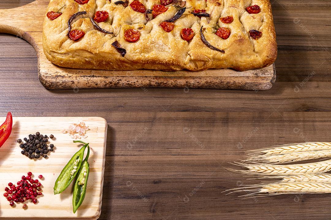 Focaccia tradicional italiana com tomate cereja, azeitonas pretas e alecrim Imagem JPG