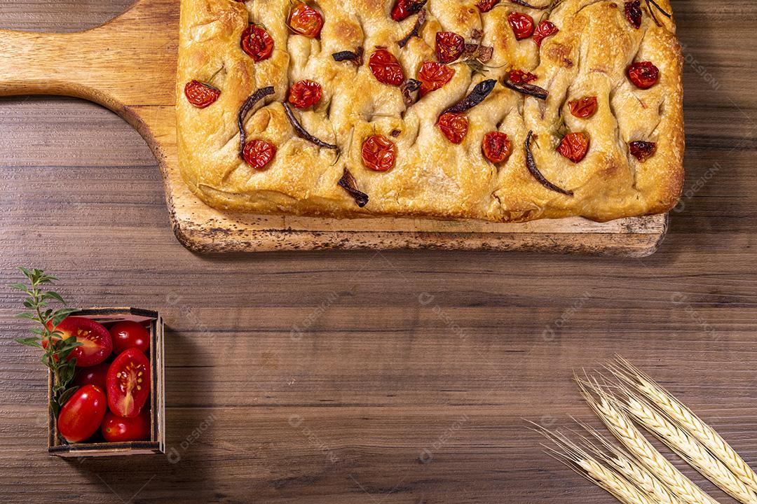 Focaccia tradicional italiana com tomate cereja, azeitonas pretas e alecrim Imagem JPG