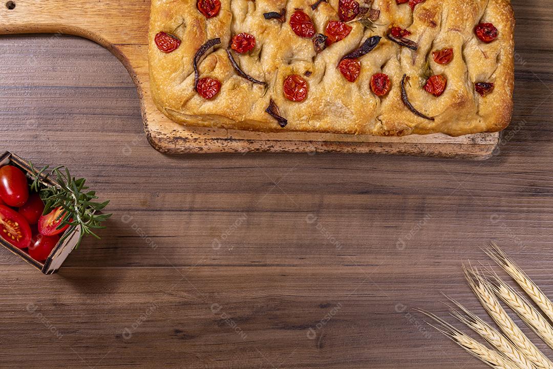 Focaccia tradicional italiana com tomate cereja, azeitonas pretas e alecrim Imagem JPG