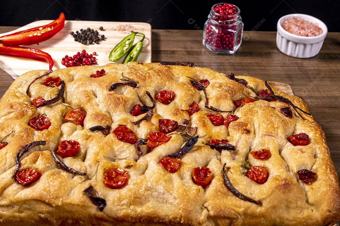 Focaccia tradicional italiana com tomate cereja, azeitonas pretas e alecrim Imagem JPG
