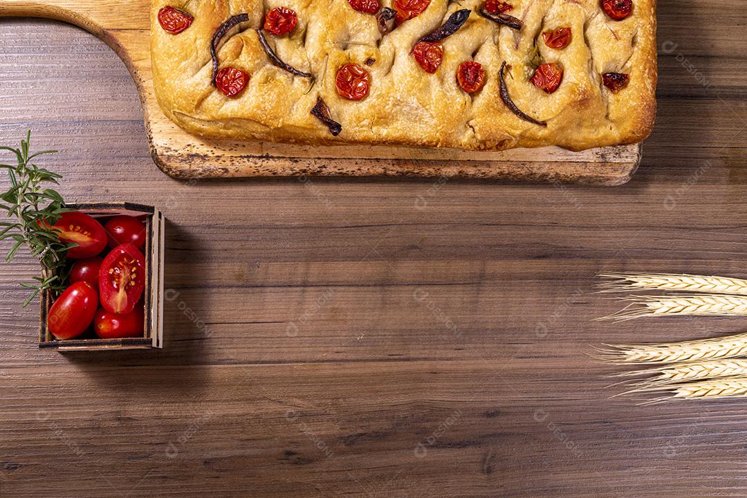 Focaccia tradicional italiana com tomate cereja, azeitonas pretas e alecrim Imagem JPG