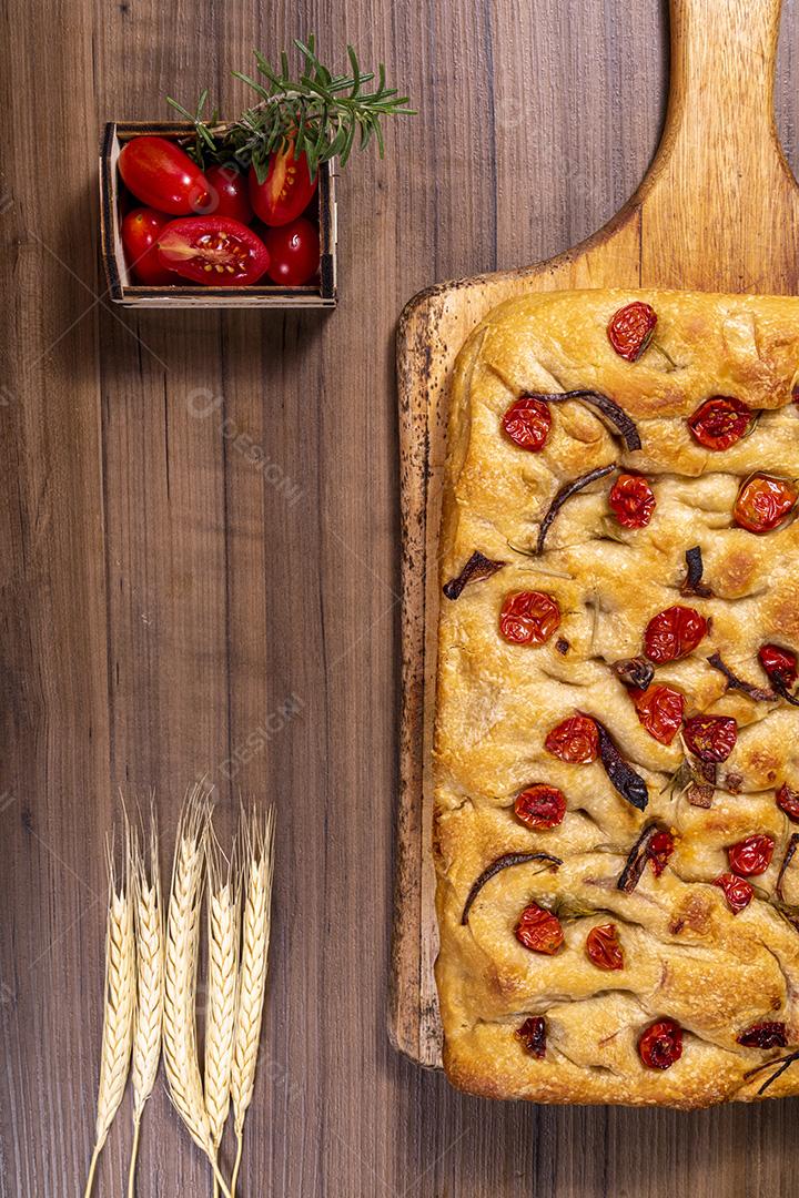 Focaccia tradicional italiana com tomate cereja, azeitonas pretas e alecrim Imagem JPG